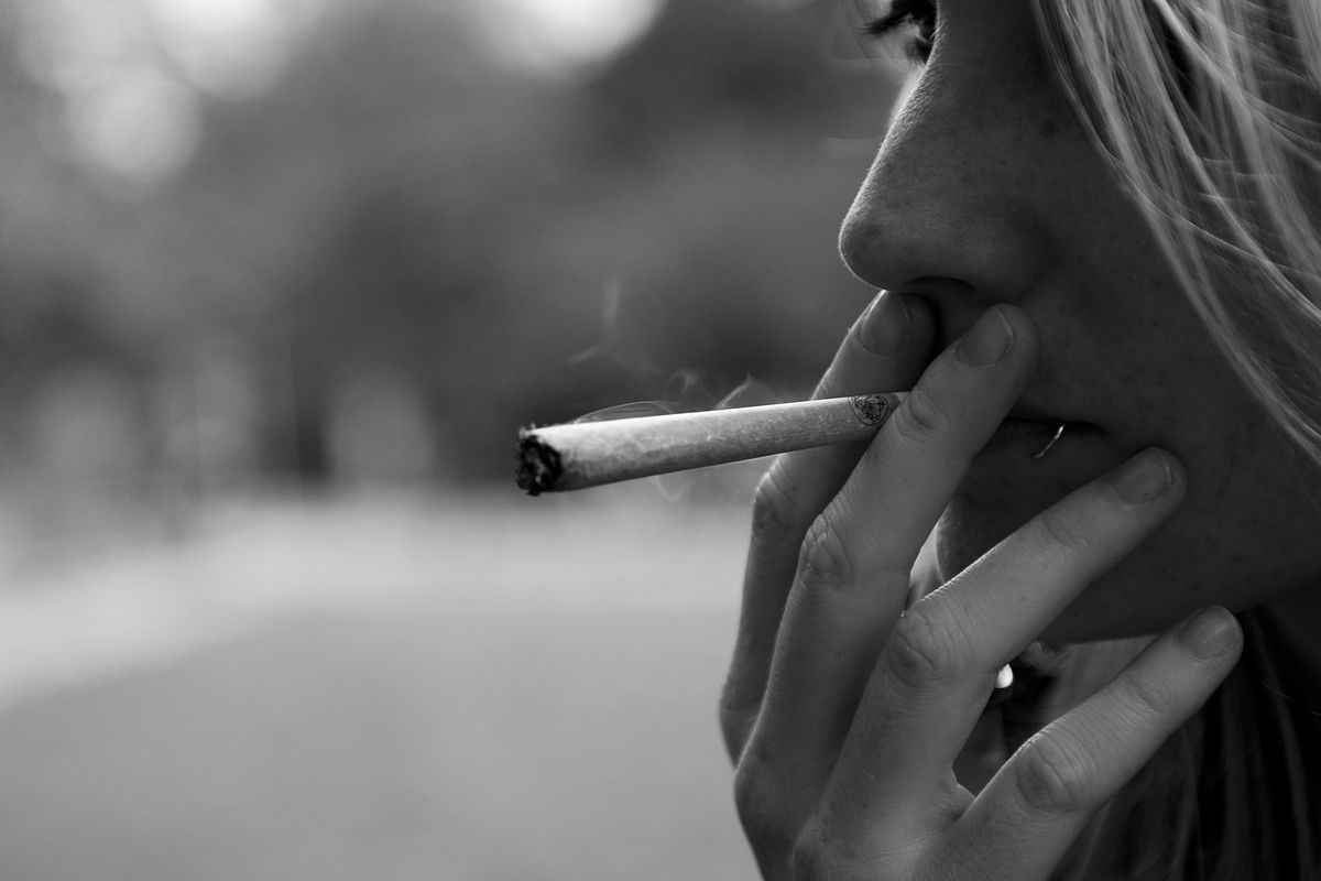 Chica fumando marihuana